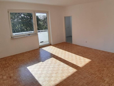 Sehr großzügige 2-Raum-Wohnung mit Loggia Niedernhart/Spallerhof! Sehr gute Infrastruktur!