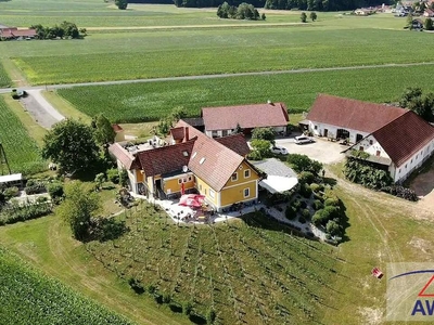 Südsteiermark - Hofstelle mit Wohnhaus, Wirtschaftsgebäude, Stall, Hauskapelle und Laube!