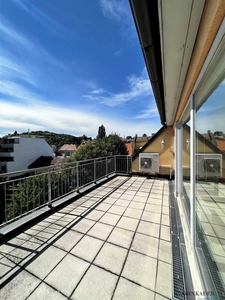 Traumhafte Dachgeschoßwohnung mit Grünblick und Terrasse!