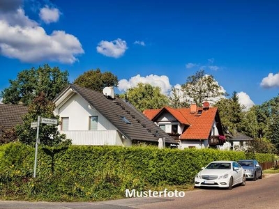 Wohn- und Wirtschaftsgebäude mit Nebengebäuden