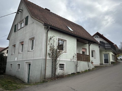 Wohnhaus mit Teilkeller und angrenzendem Hobbyraum mit Dachterrasse