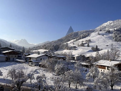 Miete: Kernsanierte, sonnige Dachgeschosswohnung an der Skipiste