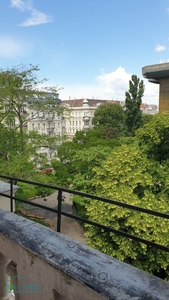 ALTBAUWOHNUNG mit KLEINEM BALKON und PARKBLICK