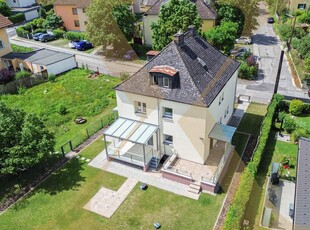 Großzügiges Einfamilienhaus mit großem Garten und Terrassen 