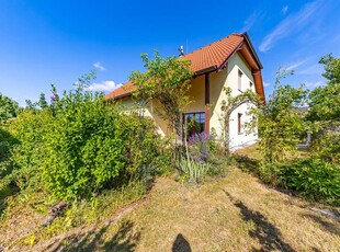 NEUWERTIGES MIETHAUS MIT GARTEN UND DOPPELGARAGE IN BAHNHOFSNÄHE!