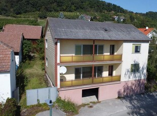 Renovierungsbedürftige Mehrfamilienhaus mit großem Garten