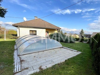 Geräumiger Bungalow mit Pool und Sauna