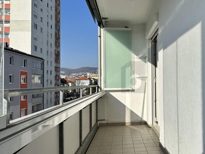 MIT GROSSEM SONNIGEM BALKON IN BAHNHOFSNÄHE