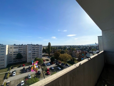 Dem Himmel nah! 3-Zimmer-Wohnung im obersten Liftstock mit Loggia!