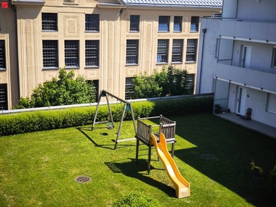 Geräumige Wohnung mit Blick auf die Reithoffergebäude und direktem Zugang zum Spielplatz!