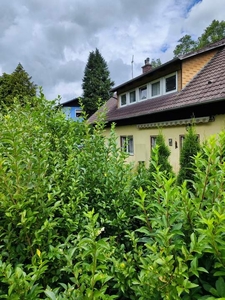 Sanierungsbedürftige Haushälfte in ruhiger Grünlage, 6 Zimmer mit Garage, Garten und 7.500 m² Wald