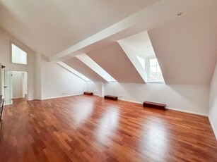 106 m2 große Drei-Zimmer Wohnung mit 40 m2 großer Dachterrasse! Separat begehbar, Neustiftgasse/ Sankt-Ulrich-Platz!