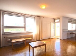 Großzügige, sanierungsbedürftige Wohnung mit Parkblick