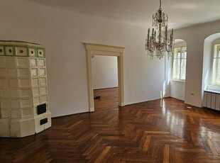 Großzügige-teilsanierte 4 Zimmer-Altbau-Wohnung zur vielseitigen Nutzung an der Linzer Herrenstraße