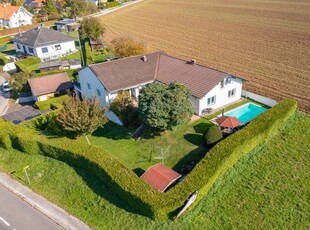 Doppelhaushälfte mit Garten, Terrasse, Swimmingpool und zwei Garagen in sonniger Lage!