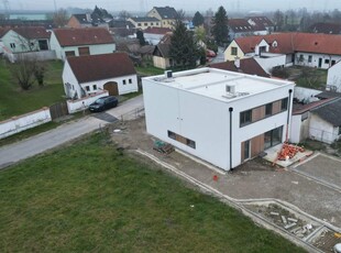 Exklusive Doppelhaushälfte in Stetten, Niederösterreich - Perfekt für Familien mit 4 Zimmern und Garten!