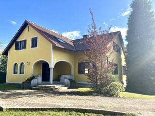 Viel Platz für Familie und Arbeit: Zweifamilienhaus in ruhiger Lage