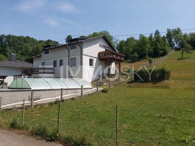 2 Familienhaus mit Garage, Carport, Pool und großem Grund!