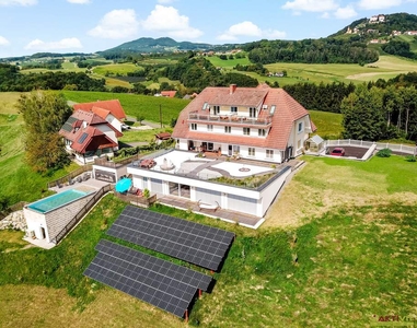 Einzigartiges Luxus-Anwesen in herrlicher Lage. - 9 Schlafzimmer & Bäder! - Terrassen & Pool mit traumhaftem Fernblick.