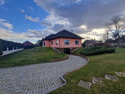 LIEBEVOLLER BUNGALOW MIT PARKÄHNLICHEM GARTEN IN TRAUMHAFTER FELDRANDLAGE MIT HERRLICHEM AUSBLICK