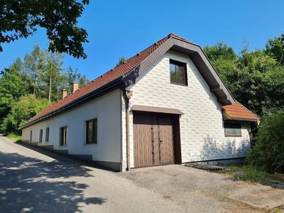 SANIERUNGSBEDÜRFTIGES LANDHAUS MIT NEBENGEBÄUDE