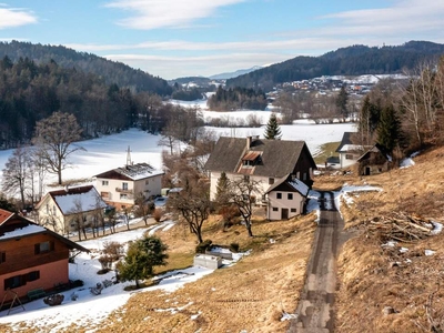 4.298 m² großes, sonniges Grundstück mit Bestandshaus. Nahe Velden Zentrum.