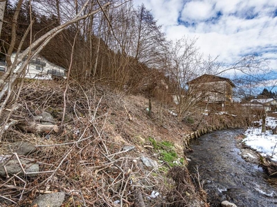 Idyllischer Baugrund direkt am Bach. Nur 3 Fahrminuten ins Zentrum von Velden.