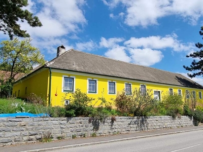 Riesiger 4-Kanthof mit traumhaftem Innenhof und wildromantischem Garten