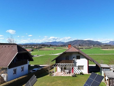 Sonniges Refugium am Klopeinersee mit Blick ins Grüne und nachhaltiger Energiequelle