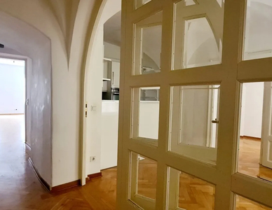 Attraktive sanierte Altbau-Wohnung auf der rechten Altstadtseite