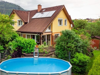 Gepflegtes Einfamilienhaus mit Pool und schöner Gartenanlage