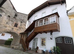 Verborgener Schatz in Gmünds Altstadt mit Burgblick