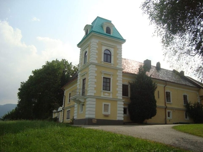 Eine 4 Zimmer-Balkon-Wohnung im kleinen romantischen Schlösschen in Gschwandt.