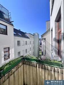 Altbauwohnung mit kleinem Balkon!