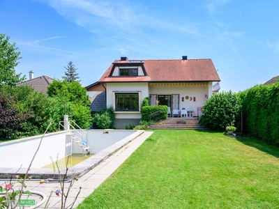 Gepflegtes Einfamilienhaus mit großem Garten und Pool