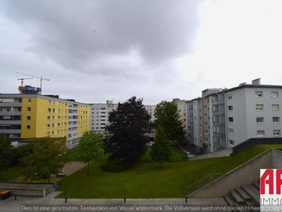 DAS STADTLEBEN SPÜREN -- SCHÖNE 2-ZIMMER WOHNUNG MIT BALKON!