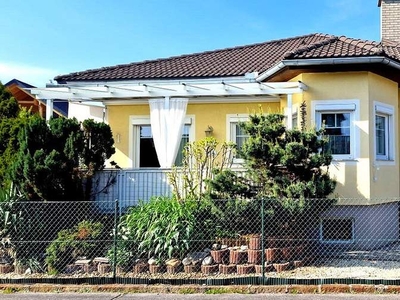 Moderner Bungalow mit schöner Außenanlage, ausgebauter Keller und Doppelgarage in ruhiger und sonniger Lage