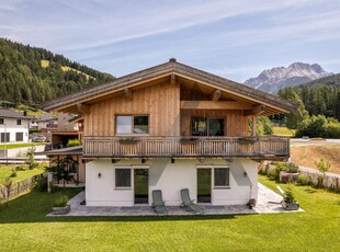 Traditionelles Einfamilienhaus mit Bergblick