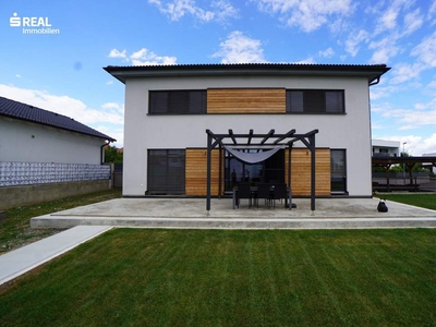 Modernes Traumhaus mit Carport und südseitigem Garten