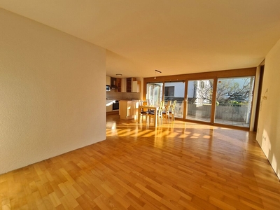 Kleinwohnanlage - geräumige 4 Zimmer Wohnung mit TG Platz!