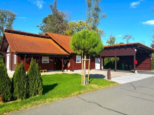 Massiv gebautes Holzhaus, Garage, D-Carport, überdachte Terrasse und Garten zu vermieten