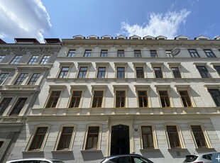 Sanierungsbedürftiger Altbau mit schöner Aussicht im 3. Liftstock!