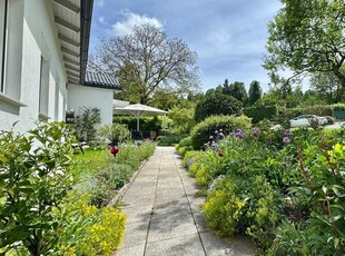 Velden am Wörthersee: Bungalow (teilunterkellert) in sonniger Lage mit herrlichem Garten