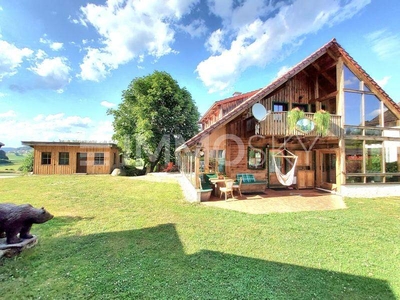 Schickes Landhaus mit Garten und 2 Garagen mitten im Mühlviertel!