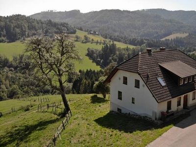 Großzügige Landwirtschaft mit Bauernhaus und Stallgebäude in Alleinlage