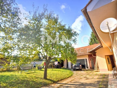 Zweifamilienhaus mit schönem Garten und Laube, in zentraler, ruhiger Grünlage - Sanierungsbedürftig