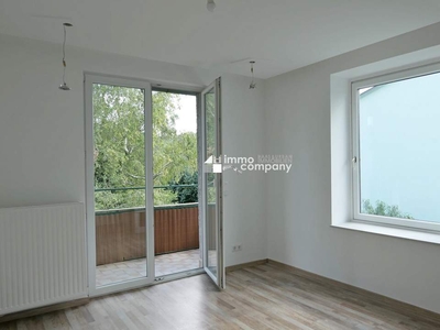 Reserviert! Helle 2 Zimmer Wohnung mit Balkon und Garten