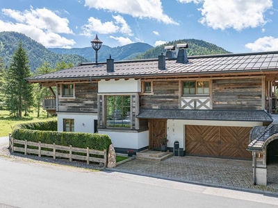 Alpin-Chalet mit Panoramablick in idyllischer Toplage