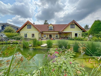 Hochwertige Villa im Landhaus-Stil in ausgezeichneter Lage