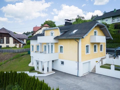 Großzügiges Domizil mit herrlicher Aussicht, ideal für große Familien